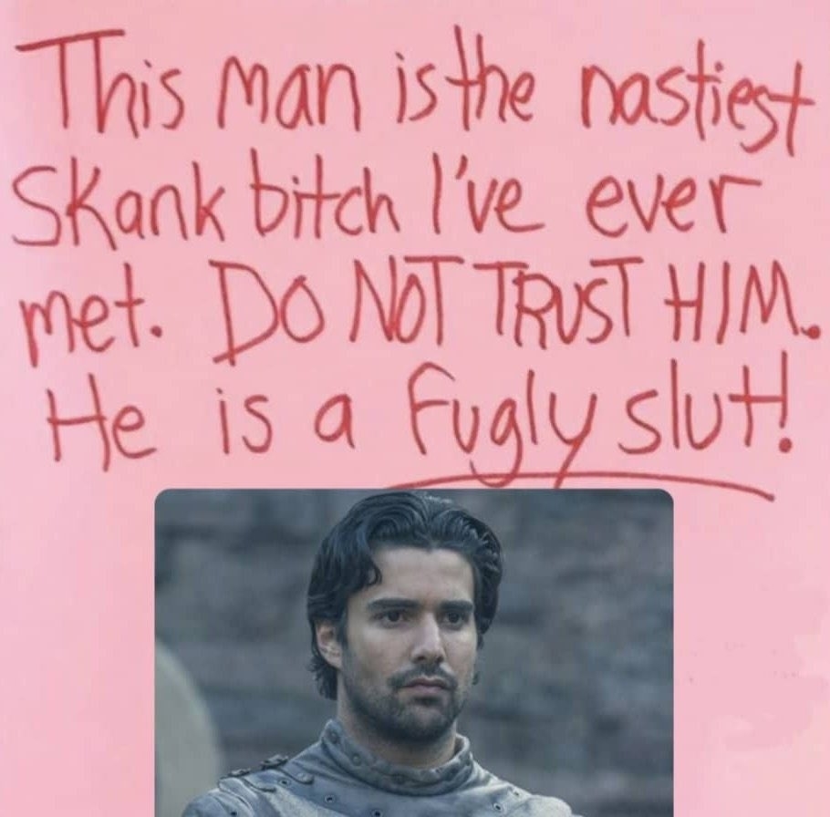 Texto en la imagen: "This man is the nastiest skank bitch I've ever met. DO NOT TRUST HIM. He is a fugly slut!" Imagen de un hombre con barba y cabello largo