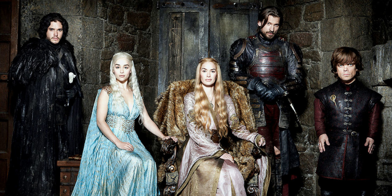 Personajes de "Juego de Tronos" Jon Snow, Daenerys Targaryen, Cersei Lannister, Jaime Lannister y Tyrion Lannister en trajes medievales posando juntos