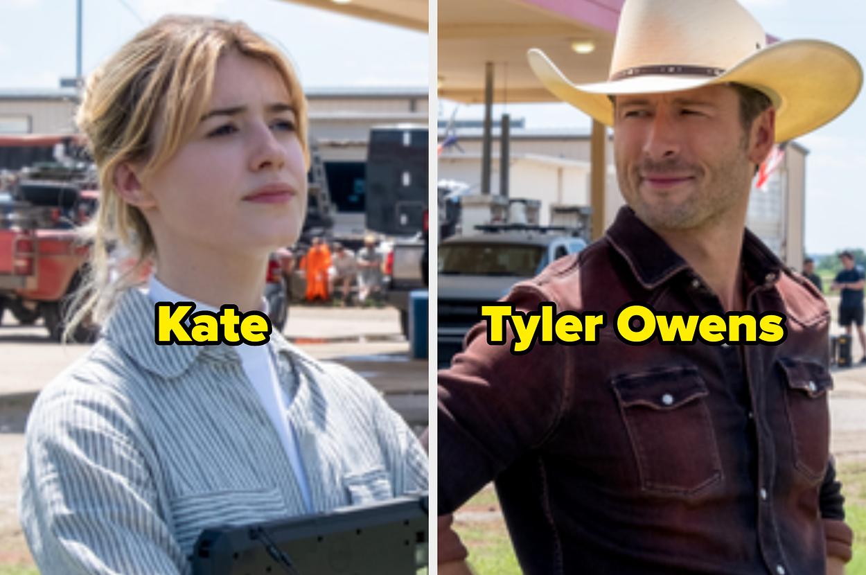 Addy y Tyler Owens en un set de filmación, Addy sostiene una tableta y Tyler lleva un sombrero vaquero