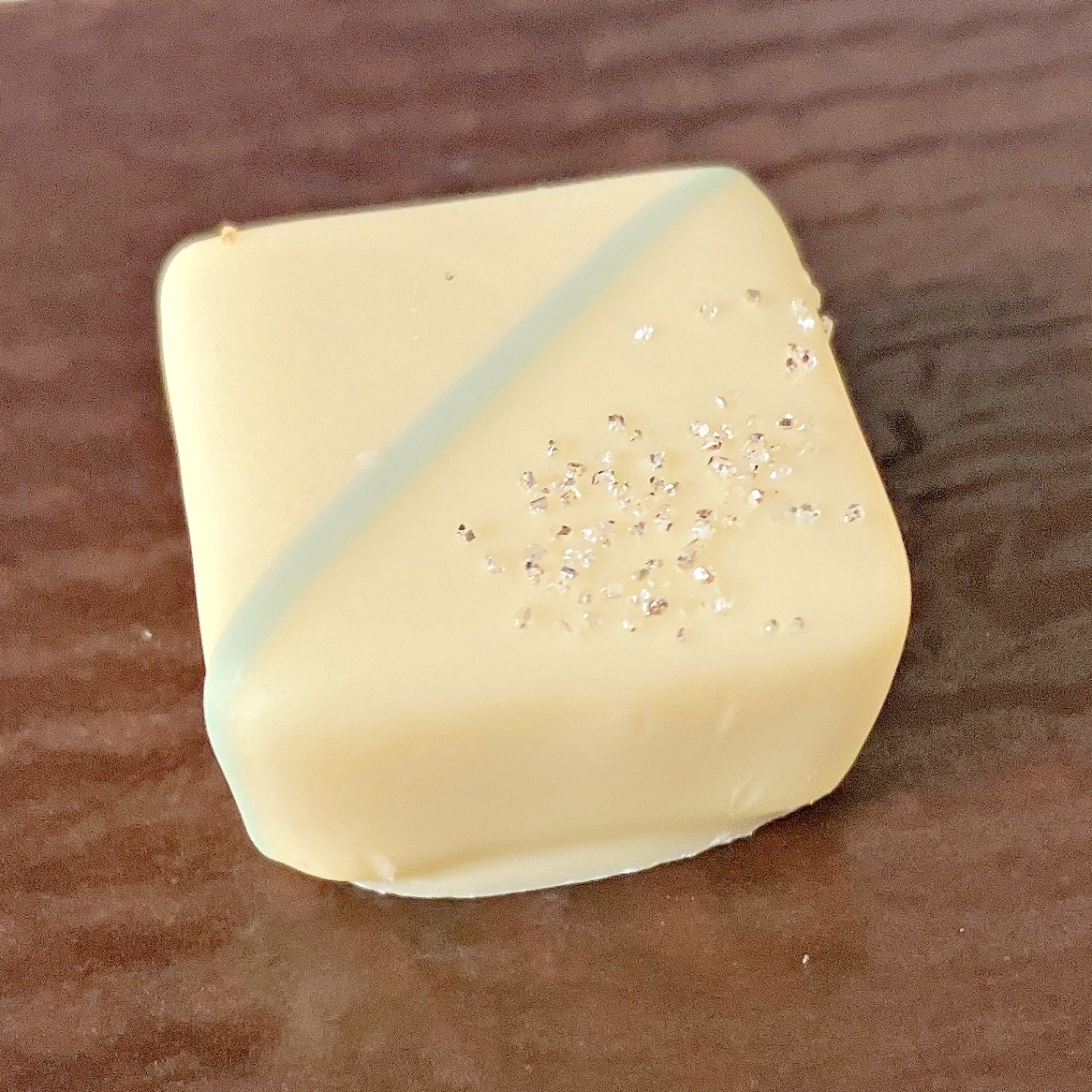 ディズニーシーのおすすめお菓子「アソーテッド・チョコレート 紙箱 アナ エルサ」