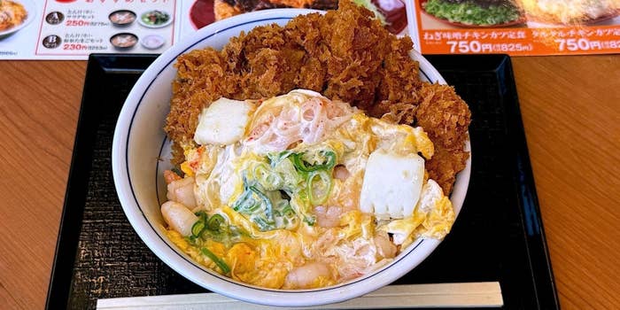 かつやのオススメのフード「海鮮たまごチキンカツ丼」