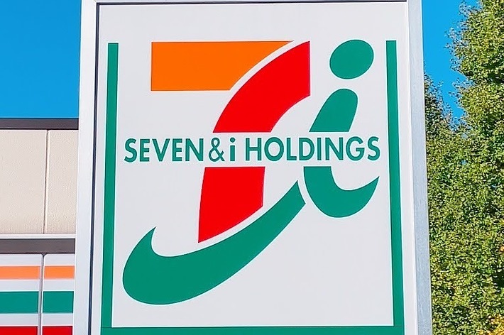 セブン&アイ・ホールディングスの看板。