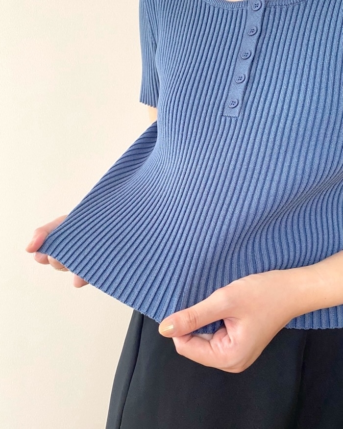 GU(ジーユー)のおすすめファッションアイテム「リブヘンリーネックセーター(半袖)」