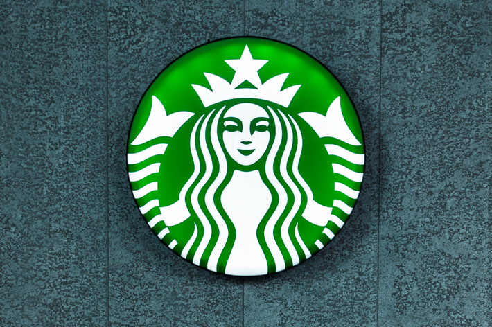 スターバックスコーヒーの店内の様子。カウンターで注文でき、メニューが掲示されている。