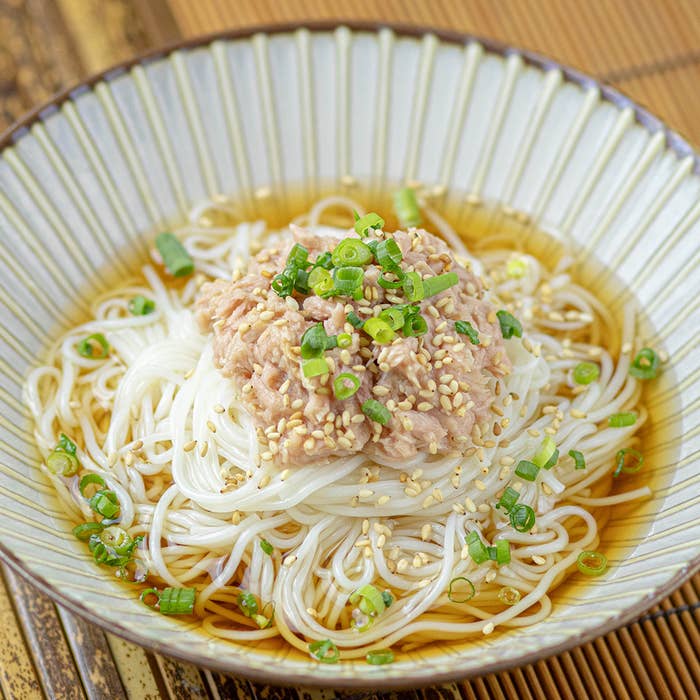 ツナとねぎがのった冷たいそうめん。