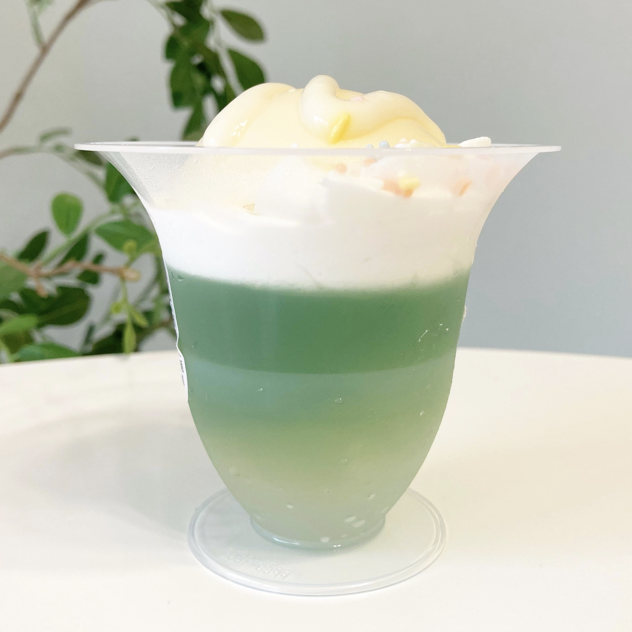 FamilyMart(ファミリーマート)のおすすめスイーツ「【喫茶ファミマ】クリームソーダみたいなパフェ」