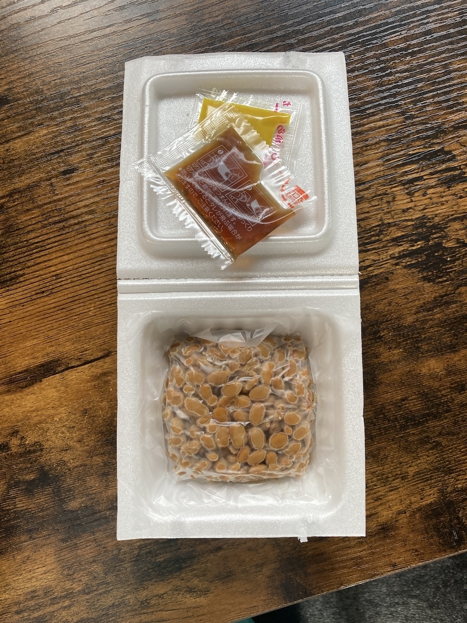 冷凍後解凍した納豆の写真（BuzzFeed Japan）