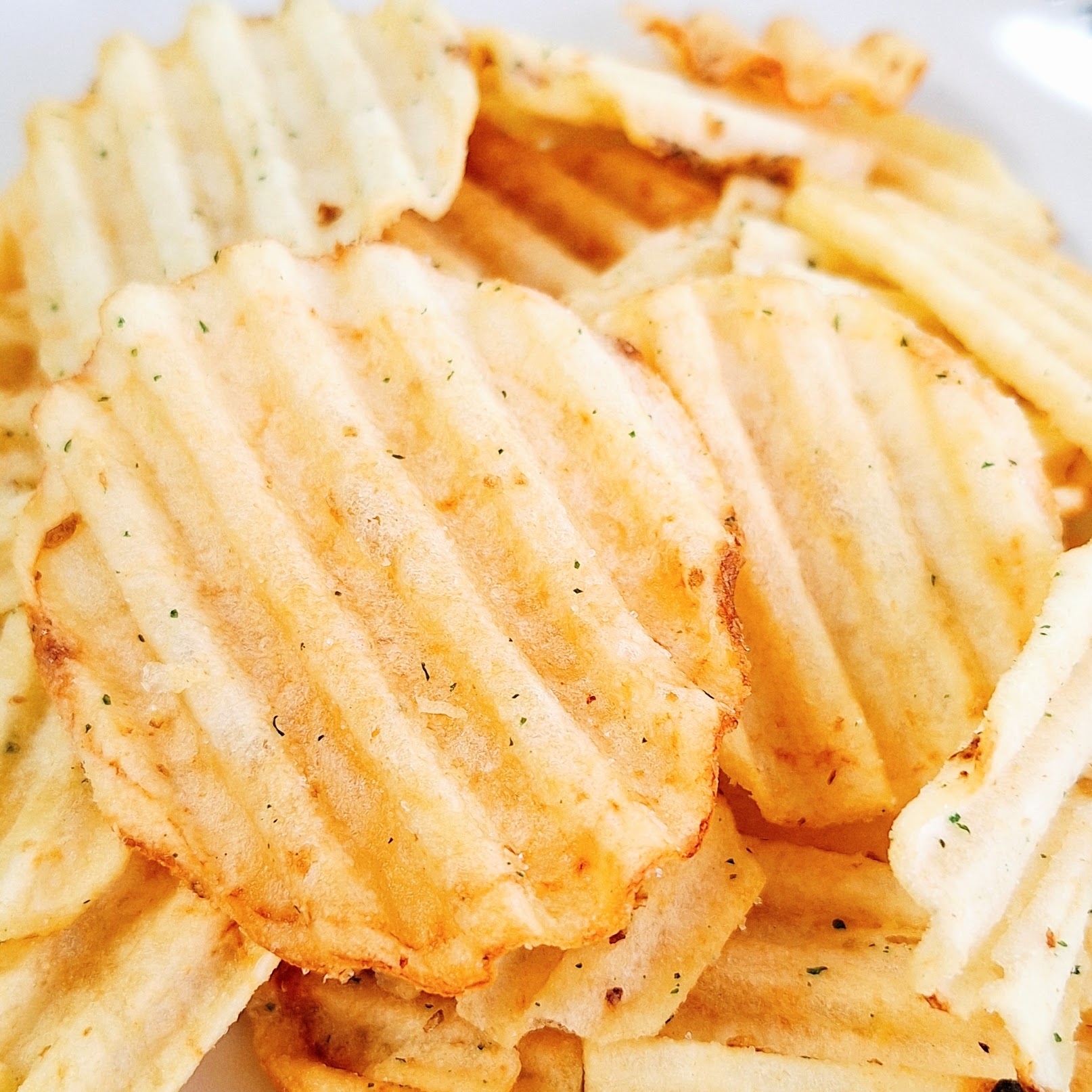 セブン-イレブンのおすすめスナック「7P 濃厚すぎるポテトチップスサワークリームオニオン」