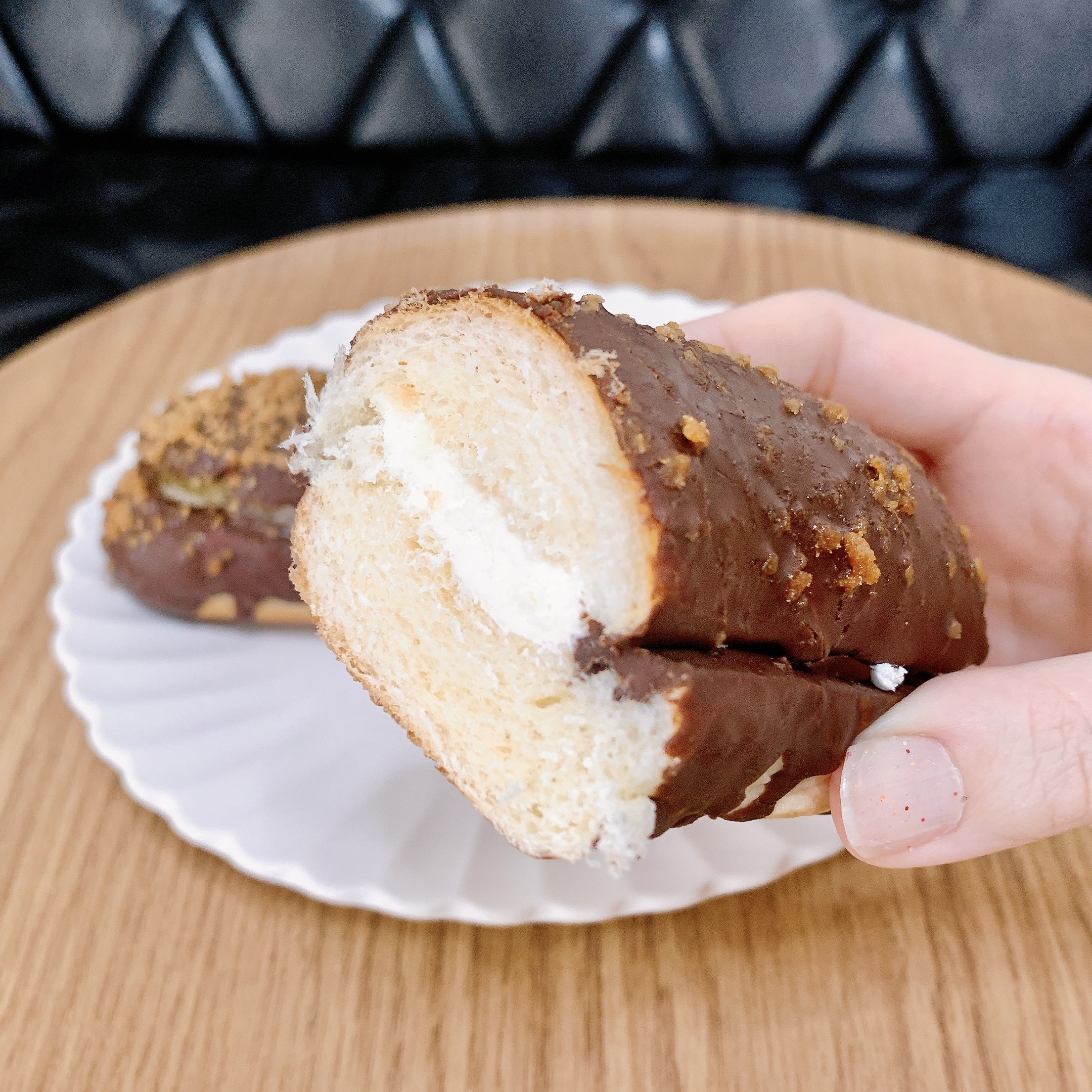 LAWSON（ローソン）のおすすめのパン「クランチチョコロール 塩ミルクホイップ」