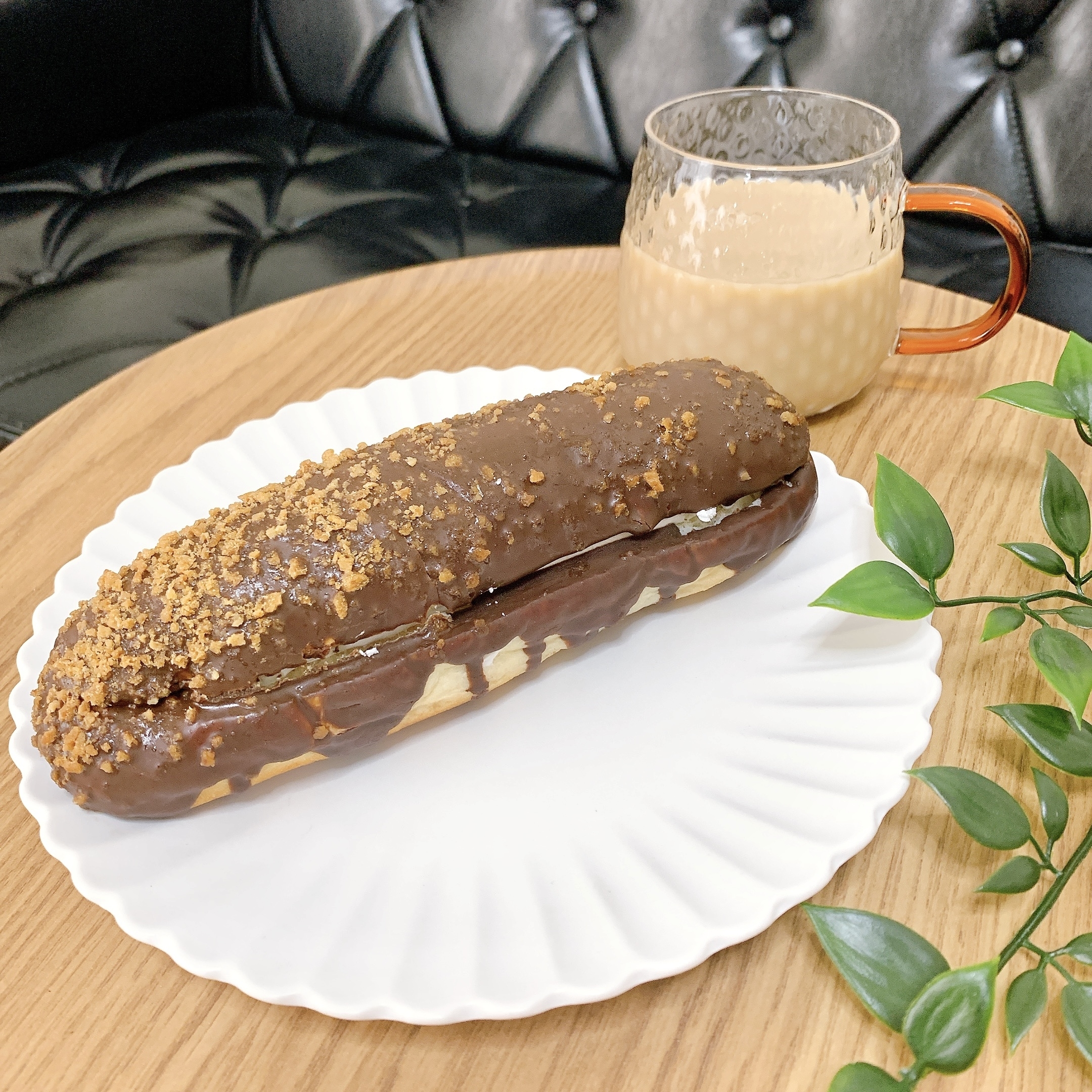 LAWSON(ローソン)のおすすめのパン「クランチチョコロール 塩ミルクホイップ」