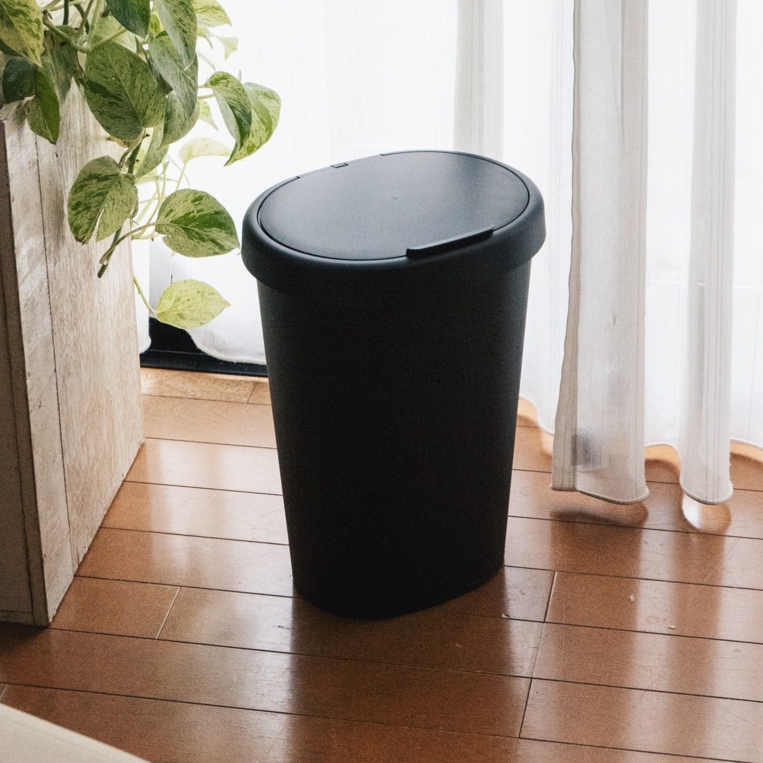 イケアのおすすめアイテム「HÖLASS ホーラス ふた付きゴミ箱」