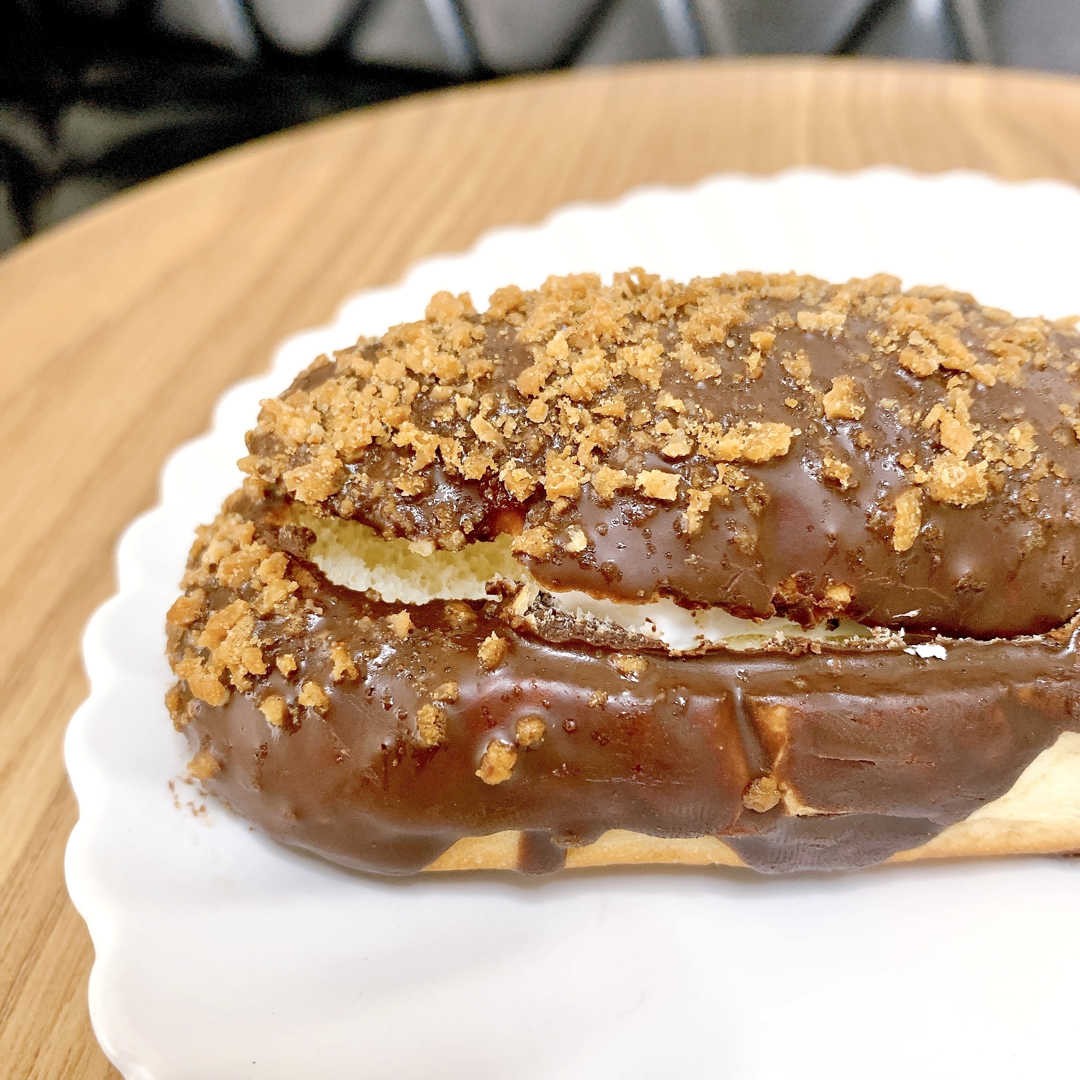 LAWSON(ローソン)のおすすめのパン「クランチチョコロール 塩ミルクホイップ」