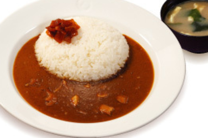 4皿のカレーライスがあります。オリジナルチキンカレー 480円、ソーセージエッグオリジナルチキンカレー 630円、チーズかけオリジナルチキンカレー 680円、ねぎ納豆オリジナルチキンカレー 710円。
