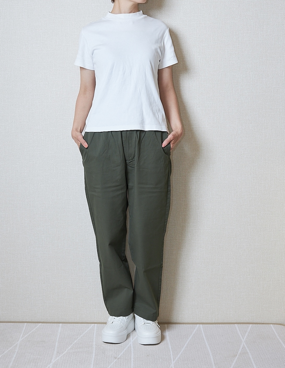 UNIQLO(ユニクロ)のおすすめファッションアイテム「ストレッチイージーアンクルパンツ」のコーディネート