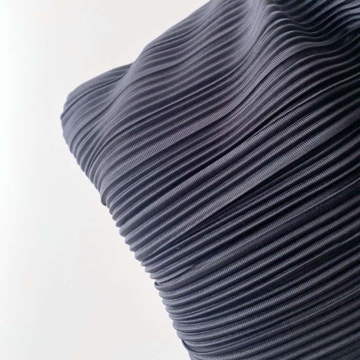 GU(ジーユー)のコスパ抜群の華やかバッグ「プリーツトライアングルバッグ」