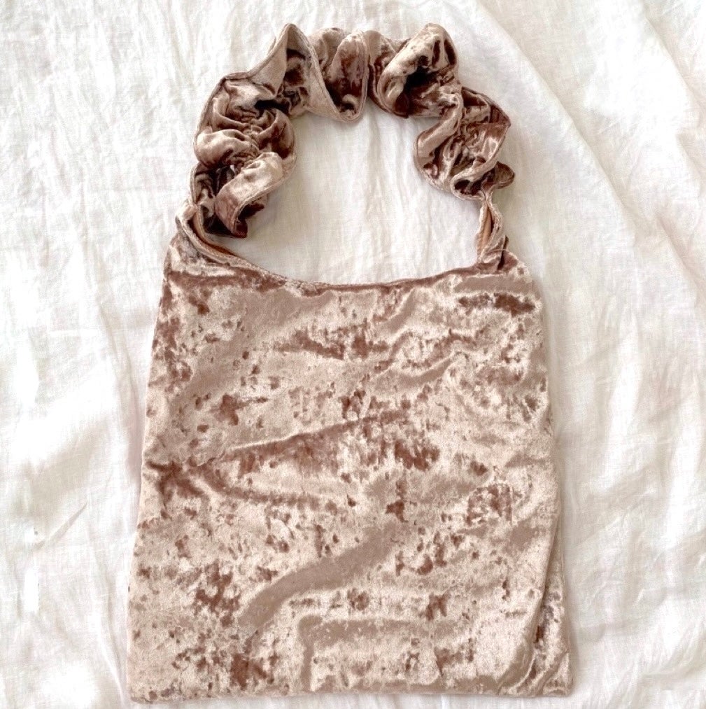 GU(ジーユー)のコスパ抜群の華やかバッグ「ベロアフリルハンドルバッグ」