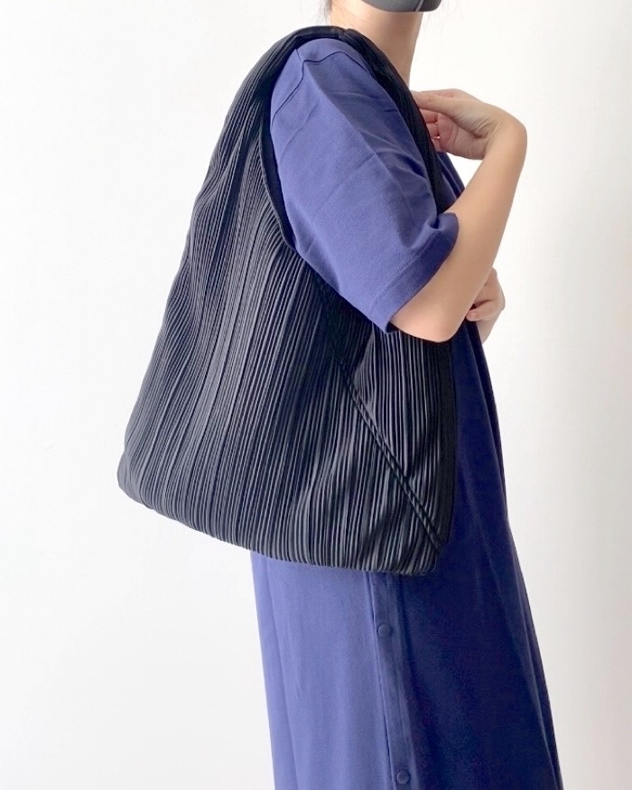 GU(ジーユー)のコスパ抜群の華やかバッグ「プリーツトライアングルバッグ」