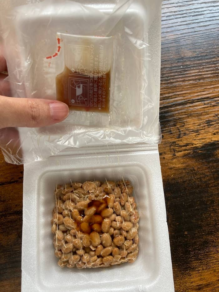 冷凍後解凍した納豆の写真（BuzzFeed Japan）