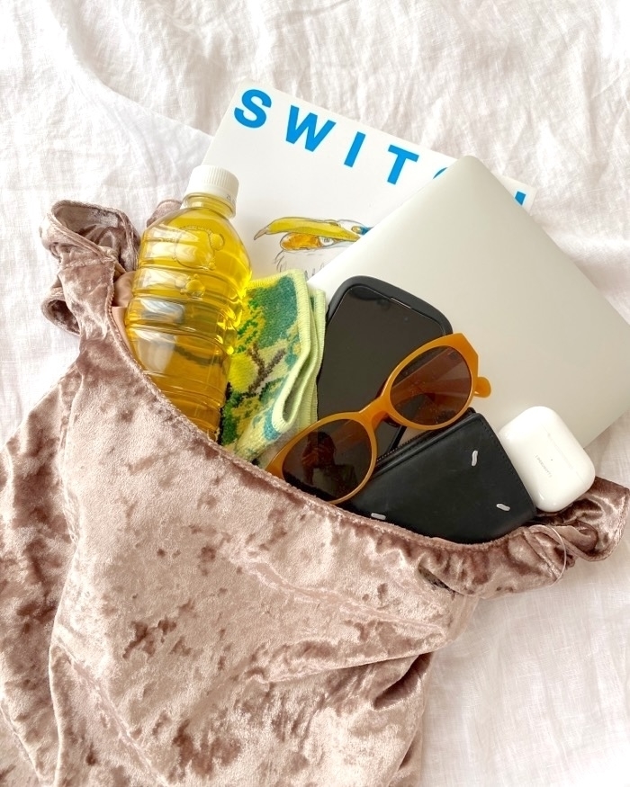 GU(ジーユー)のコスパ抜群の華やかバッグ「ベロアフリルハンドルバッグ」