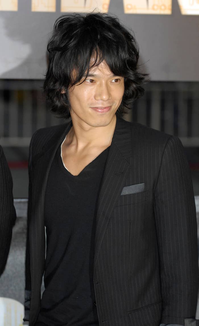 男性が黒いスーツと黒いシャツを着ている。名前は分かりません。