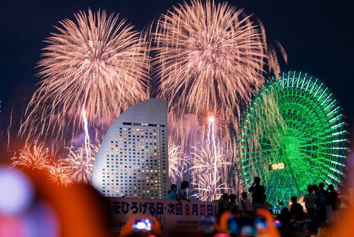 「みなとみらいスマートフェスティバル2023」で打ち上げられた花火＝2023年7月31日、横浜市内（時事）