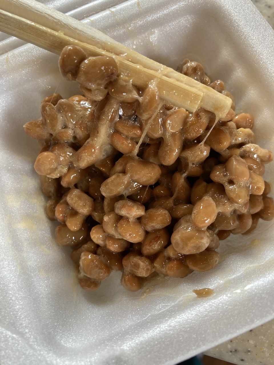 冷凍後解凍した納豆の写真（BuzzFeed Japan）