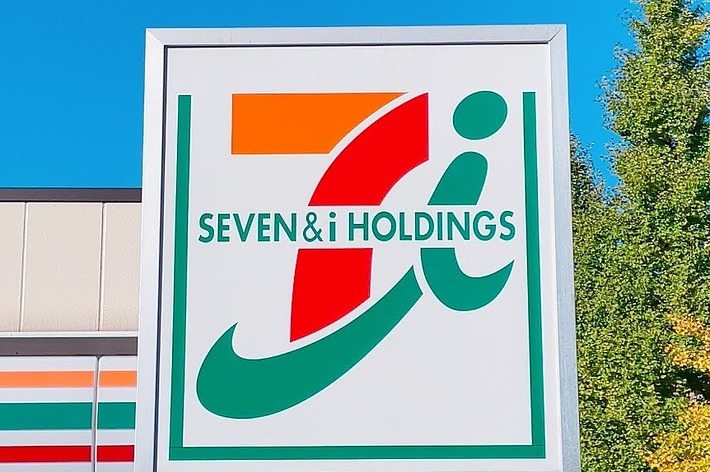 セブン&アイ・ホールディングスの看板。