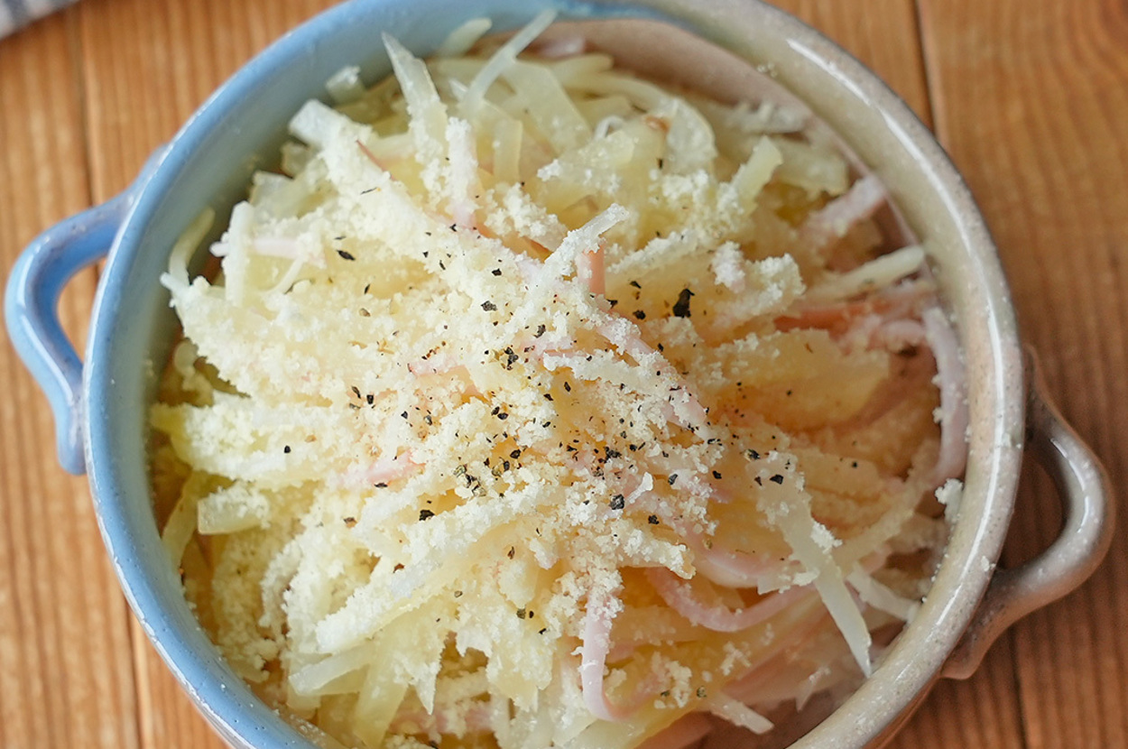 パルメザンチーズと黒こしょうがかかったスパゲッティカルボナーラのリゾット。