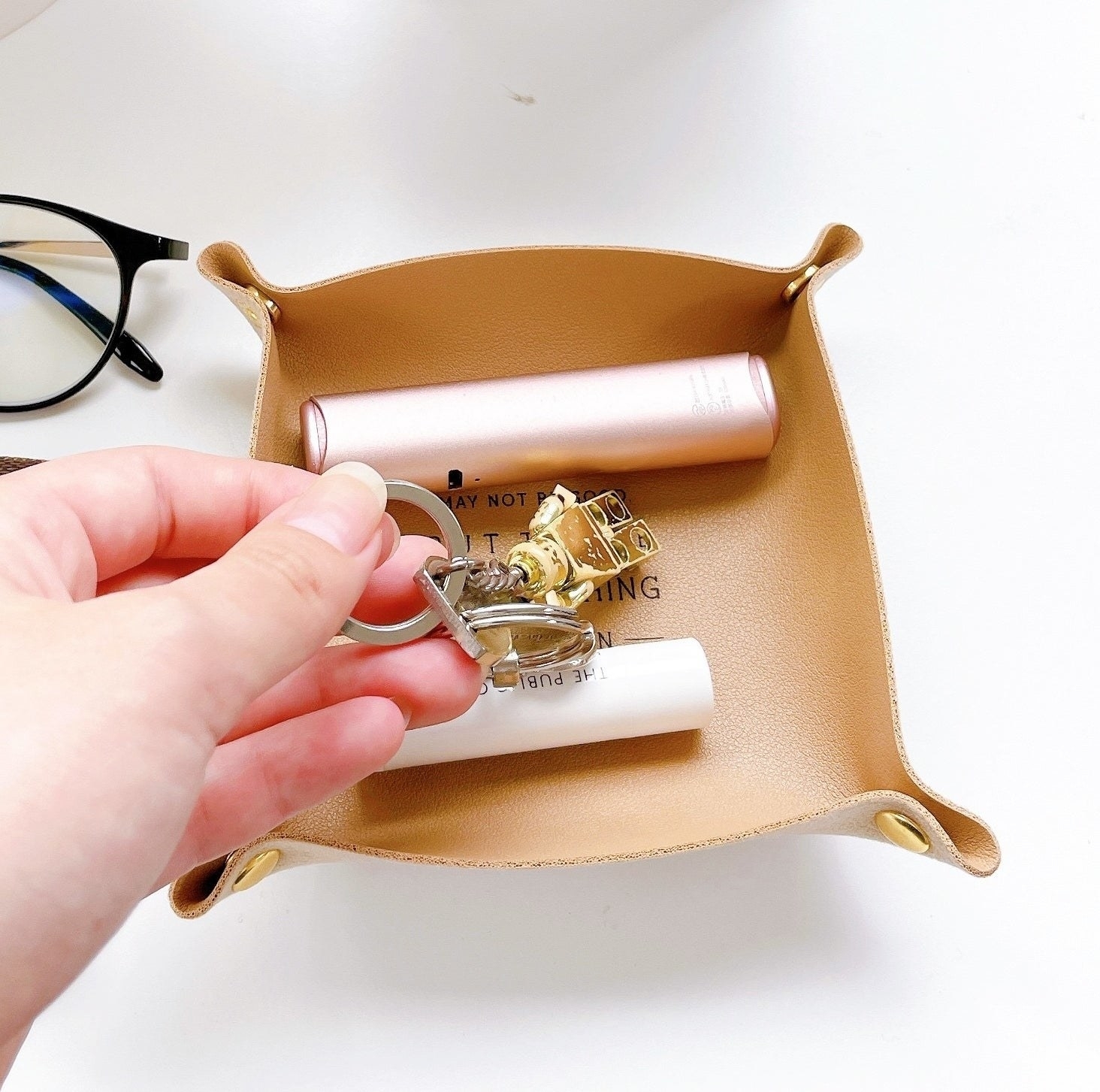 キャンドゥのおすすめ小物入れ「フェイクレザートレー」