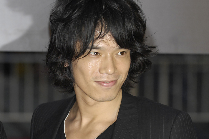 俳優の松山ケンイチが黒のスーツとインナーを着てイベントに出席している。