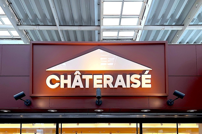 シャトレーゼの店舗の看板。店舗の入口上部に大きな「CHÂTERAISÉ」という文字が掲げられています。