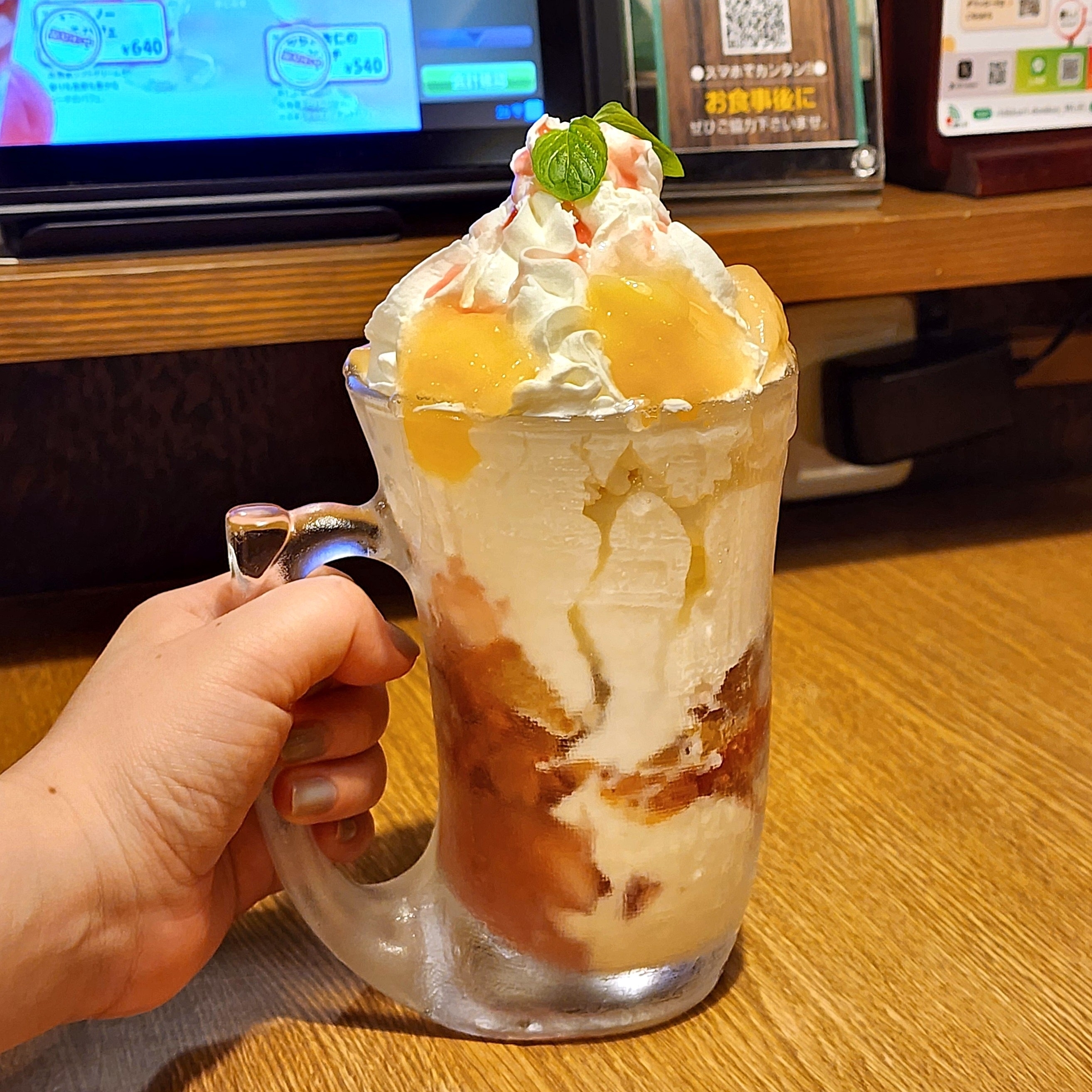 びっくりドンキーのおすすめスイーツ「ジョッキパフェ(ピーチ)」