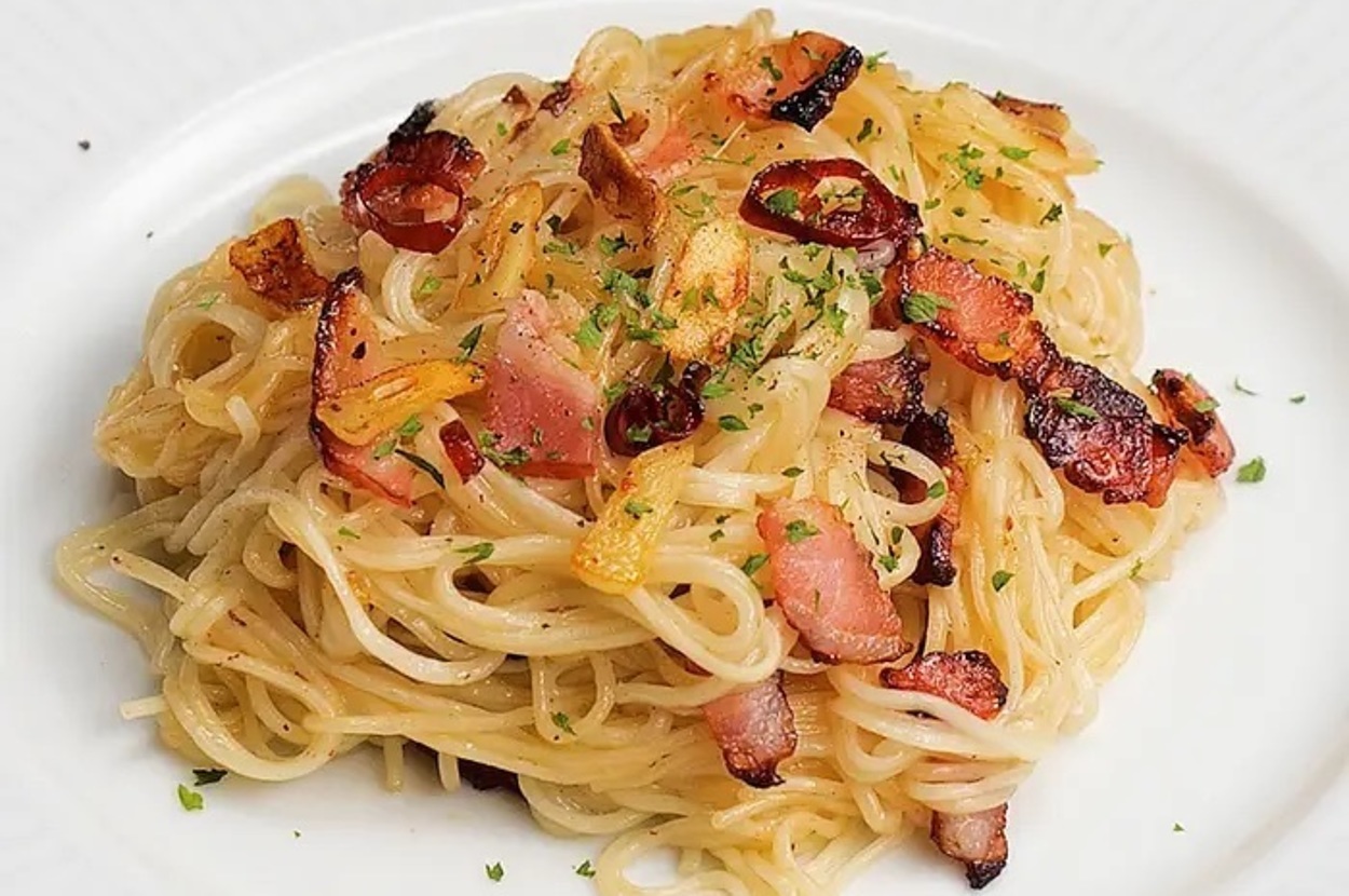 お皿に盛られたベーコンとガーリックのスパゲッティ。
