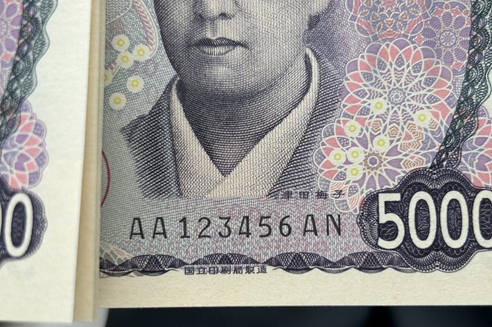 階段になっている新5000円札 / 貨幣・古銭チャンネルさんのXより