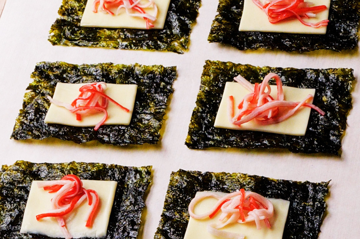 のりの上にチーズとカニカマがのった前菜が6個並んでいます。