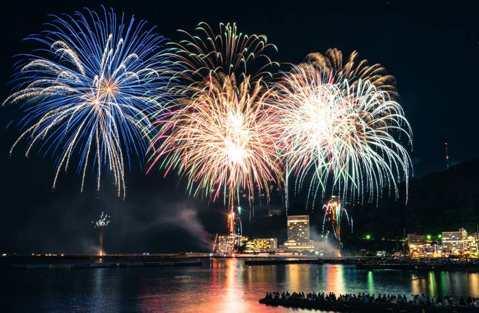 熱海市内の花火大会のイメージ写真(Alan Nee / Getty Images)