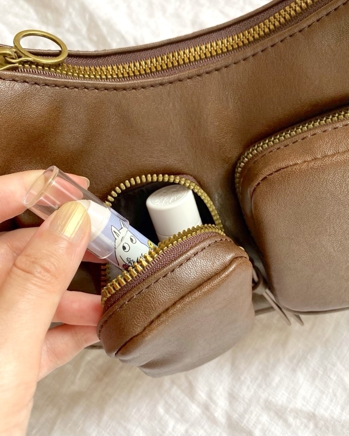 GU(ジーユー)のおすすめファッションアイテム「レザータッチアウトポケットバッグ」