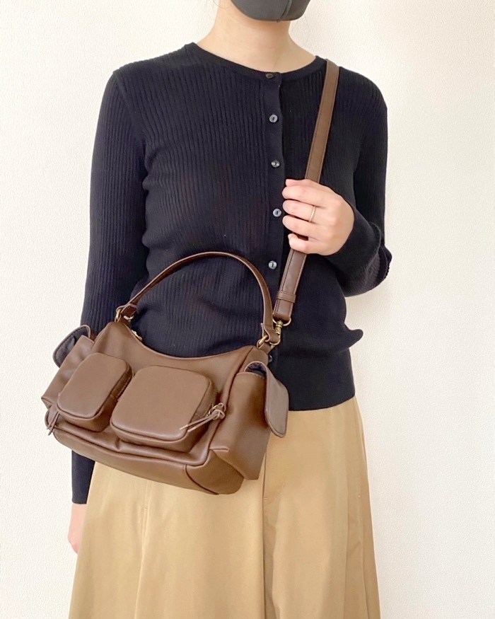 GU(ジーユー)のおすすめファッションアイテム「レザータッチアウトポケットバッグ」