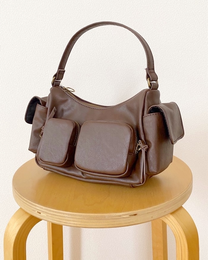 GU(ジーユー)のおすすめファッションアイテム「レザータッチアウトポケットバッグ」