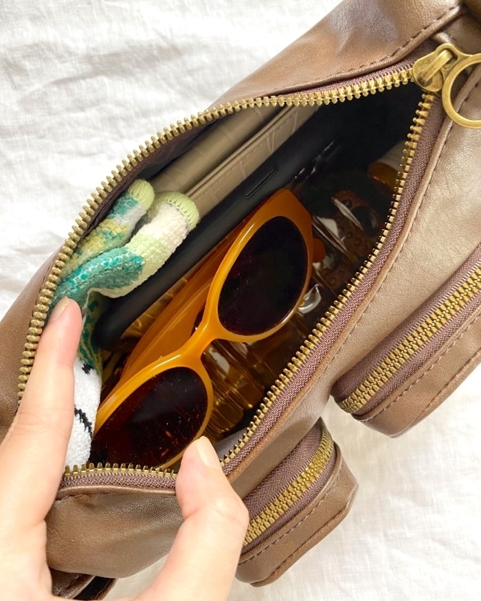 GU(ジーユー)のおすすめファッションアイテム「レザータッチアウトポケットバッグ」