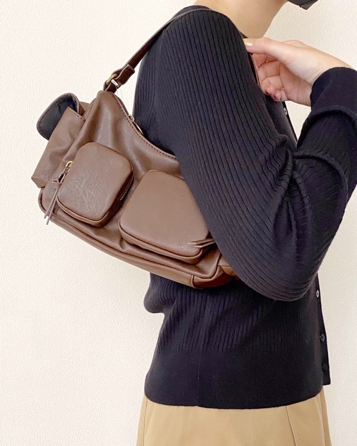 GU(ジーユー)のおすすめファッションアイテム「レザータッチアウトポケットバッグ」