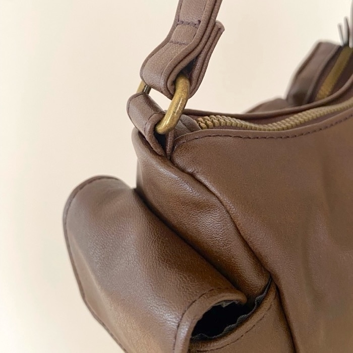 GU(ジーユー)のおすすめファッションアイテム「レザータッチアウトポケットバッグ」