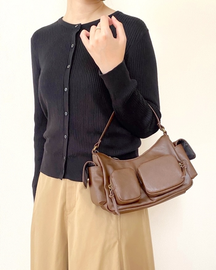 GU(ジーユー)のおすすめファッションアイテム「レザータッチアウトポケットバッグ」