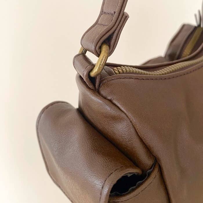 GU(ジーユー)のおすすめファッションアイテム「レザータッチアウトポケットバッグ」