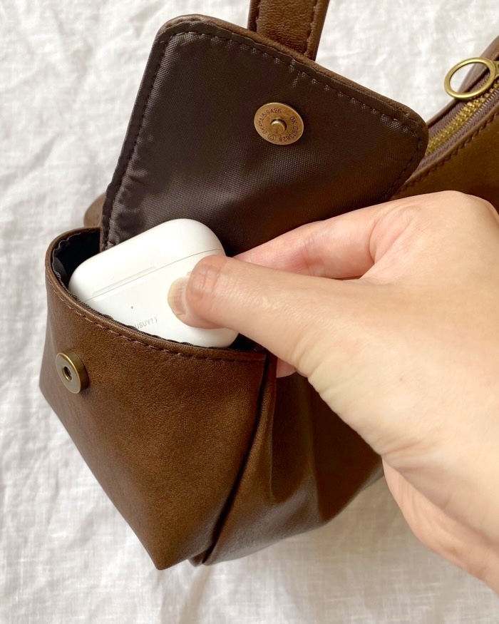 GU(ジーユー)のおすすめファッションアイテム「レザータッチアウトポケットバッグ」