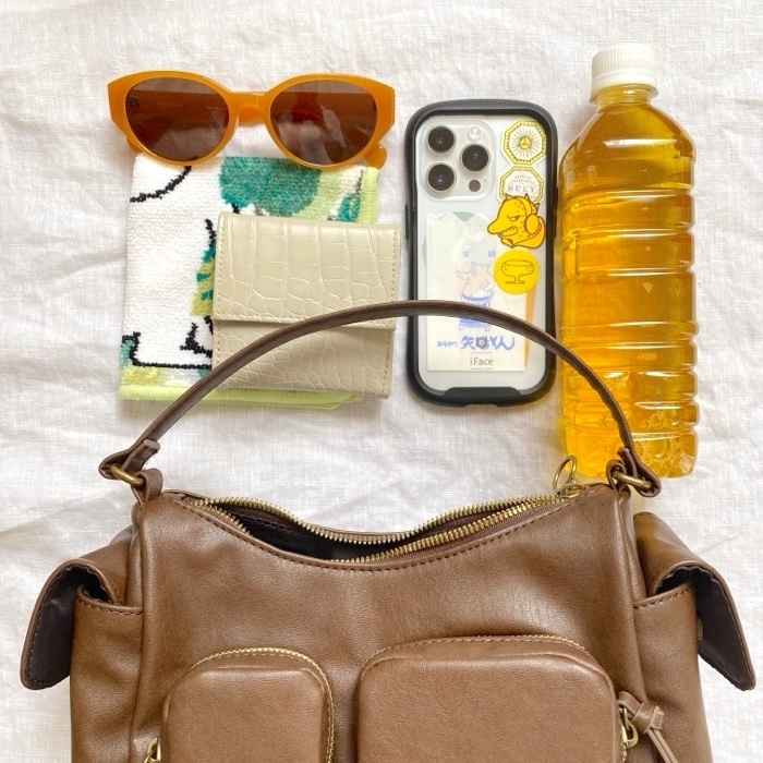 GU(ジーユー)のおすすめファッションアイテム「レザータッチアウトポケットバッグ」