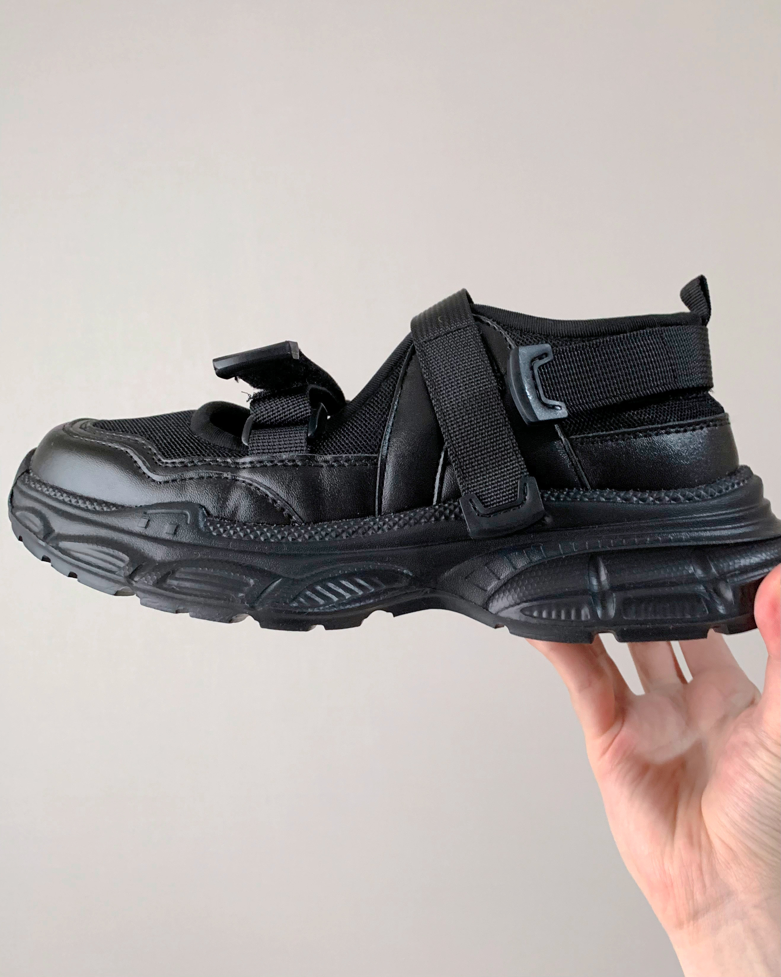 しまむらのおすすめファッションアイテム「TT＊miストラップSNK」