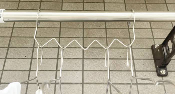 DAISO(ダイソー)の便利アイテム「ステンレスハンガーホルダー」