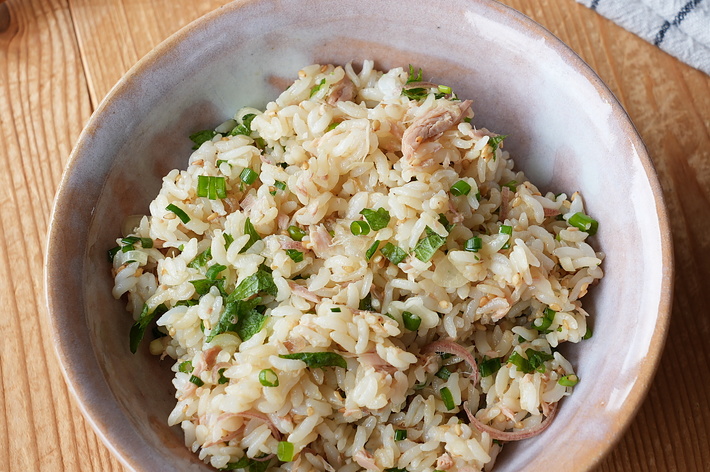 おいしそうなチャーハンが陶器のボウルに盛られている。