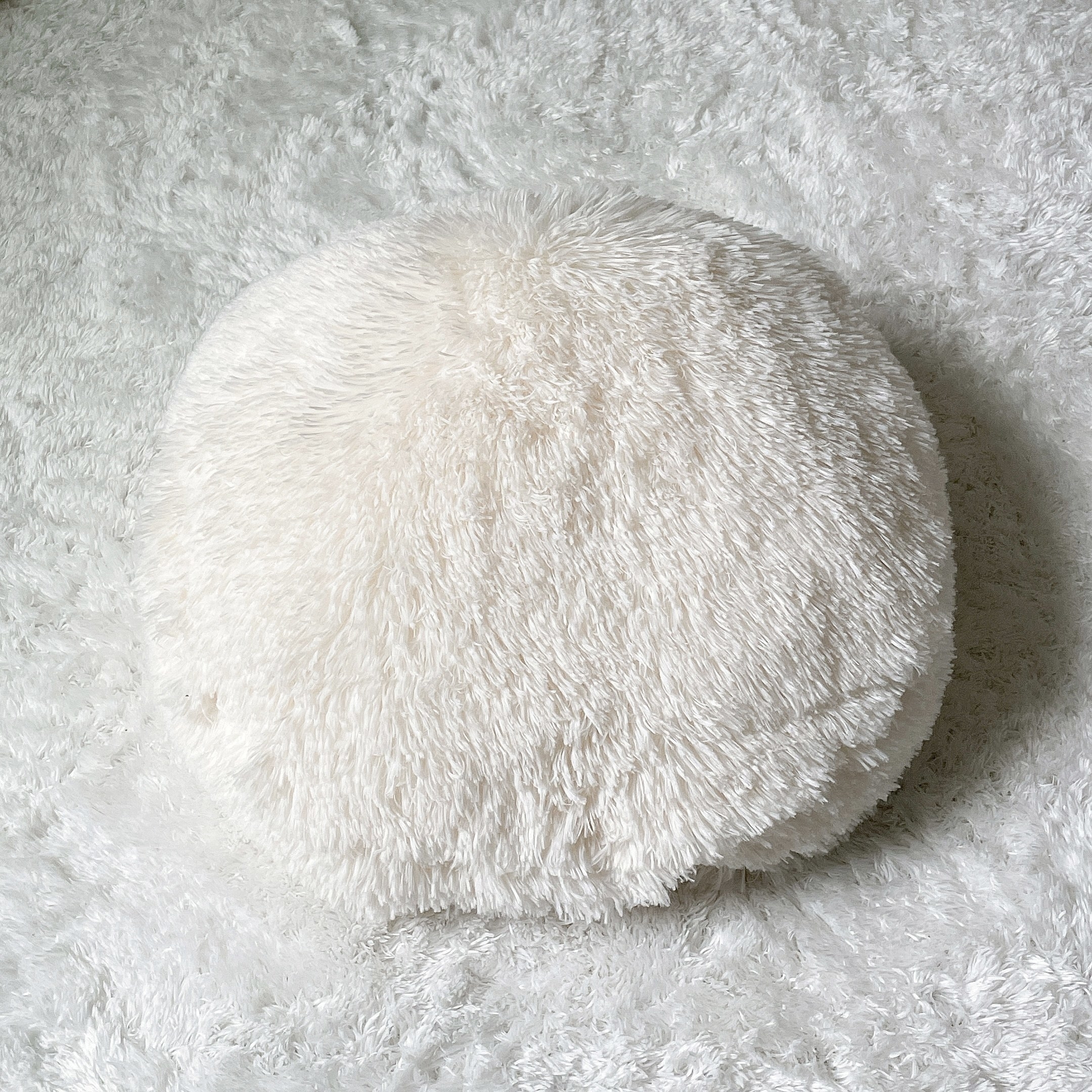 ニトリのおすすめベッド周りアイテム「モチモチクッション（ロングファー O IV）」